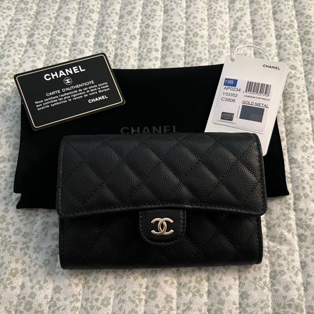 CHANEL Caviar Quilted Medium Flap Wallet